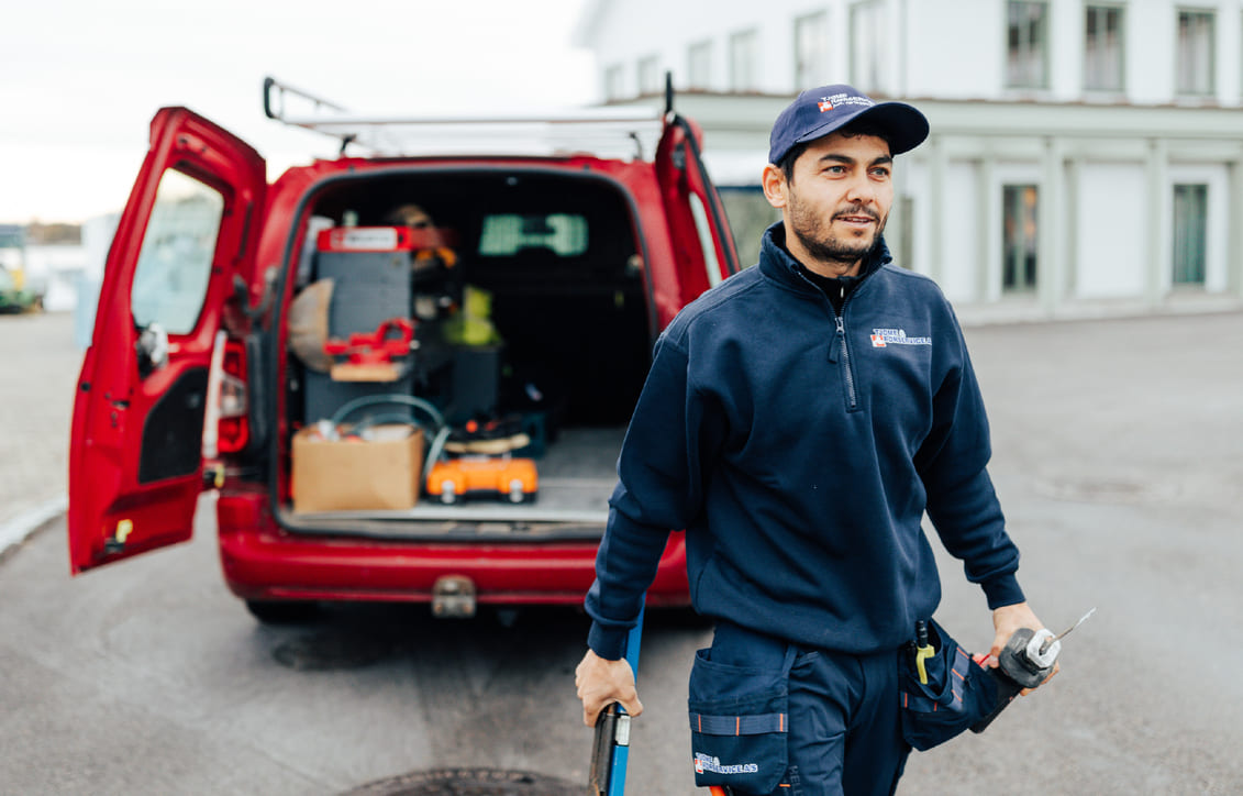 Rørlegger i arbeid med reparasjon og rørtilkoblinger i privat bolig
